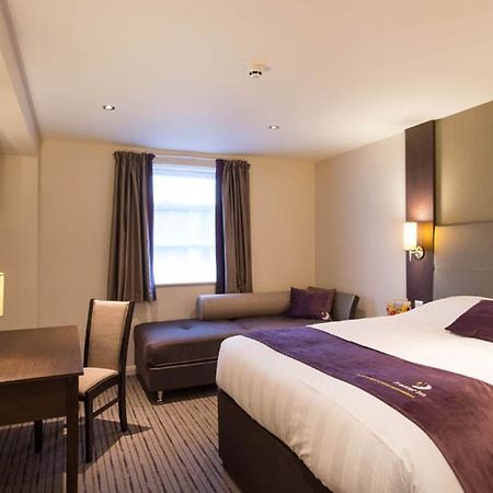 Premier Inn London Hendon - The Hyde Bagian luar foto