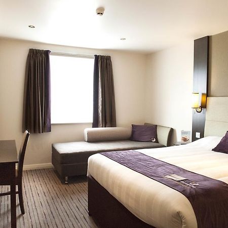 Premier Inn London Hendon - The Hyde Bagian luar foto