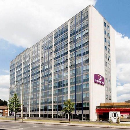 Premier Inn London Hendon - The Hyde Bagian luar foto