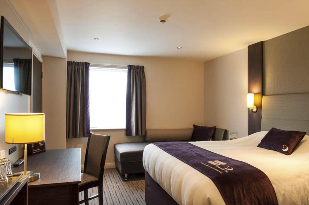 Premier Inn London Hendon - The Hyde Bagian luar foto