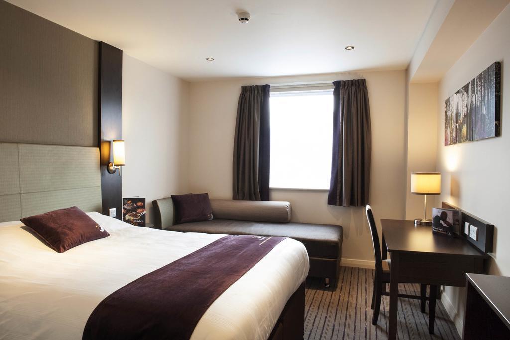 Premier Inn London Hendon - The Hyde Ruang foto