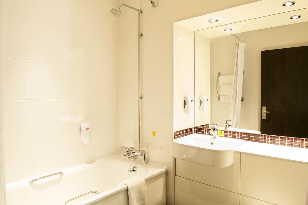 Premier Inn London Hendon - The Hyde Ruang foto