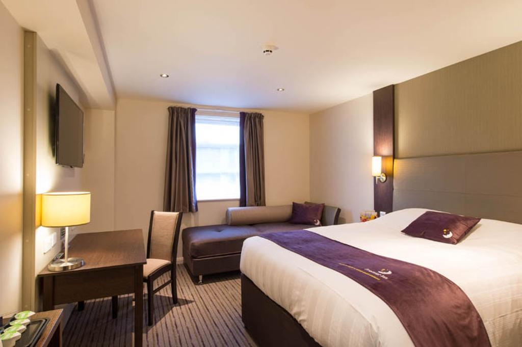 Premier Inn London Hendon - The Hyde Bagian luar foto