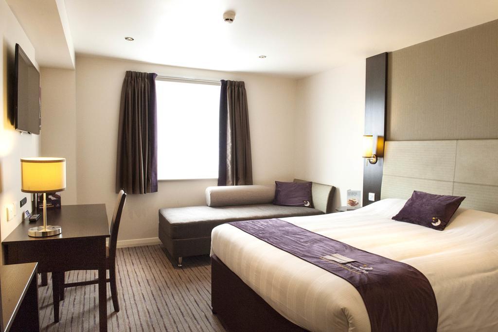 Premier Inn London Hendon - The Hyde Bagian luar foto