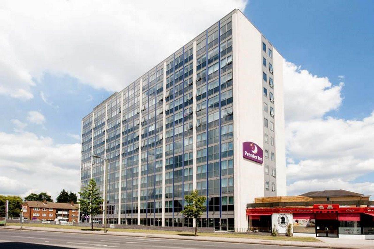 Premier Inn London Hendon - The Hyde Bagian luar foto