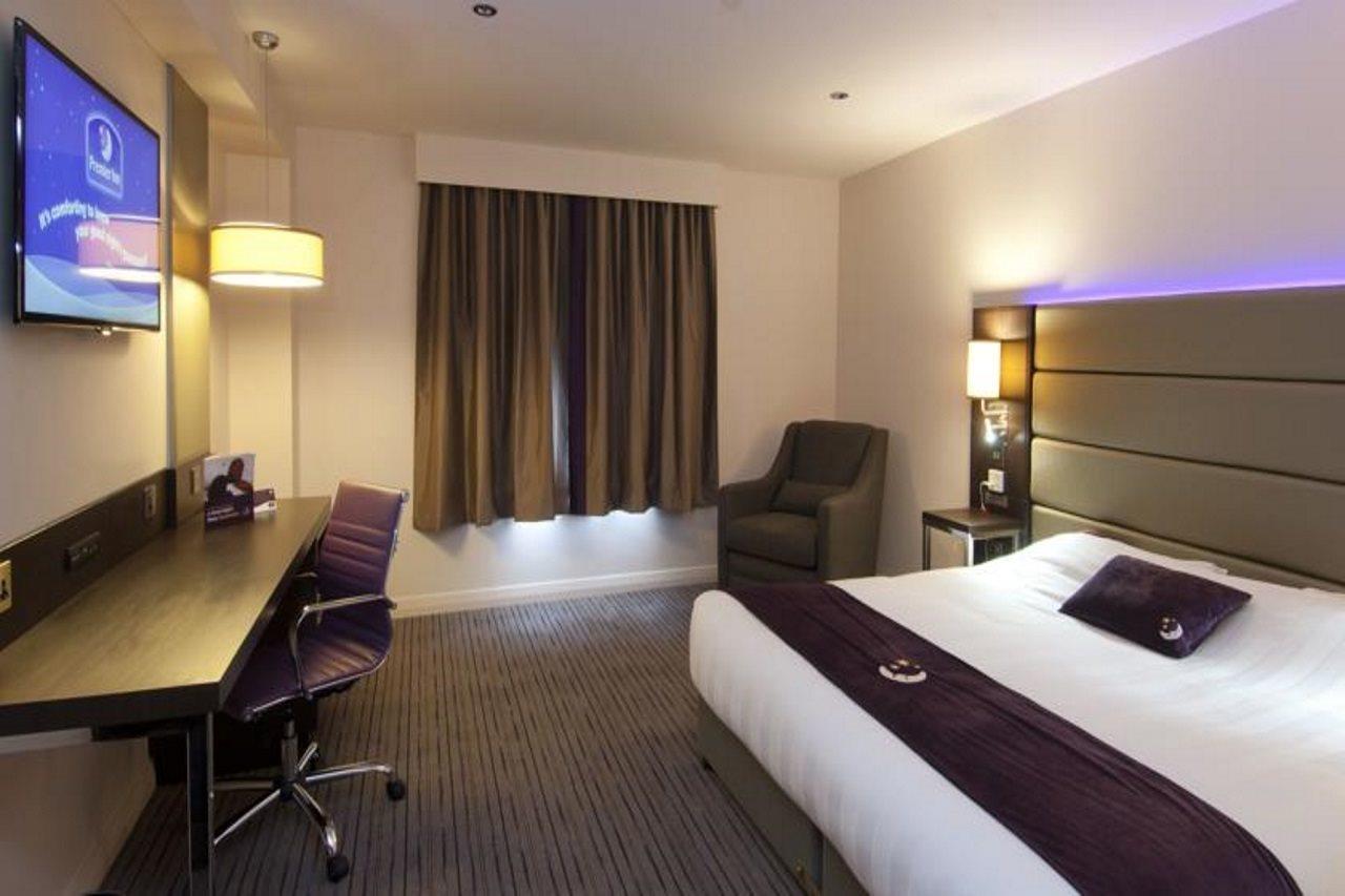 Premier Inn London Hendon - The Hyde Bagian luar foto