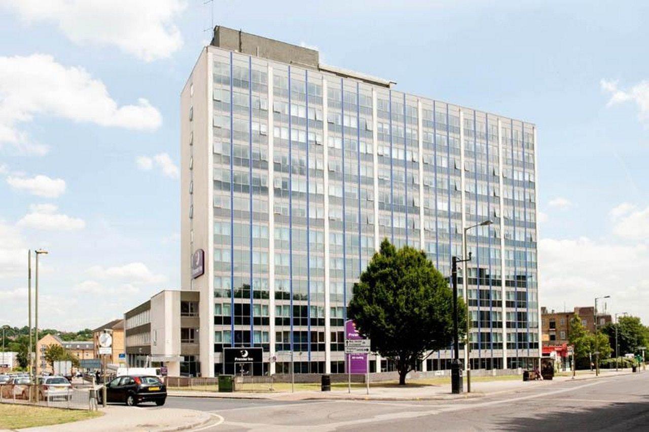 Premier Inn London Hendon - The Hyde Bagian luar foto