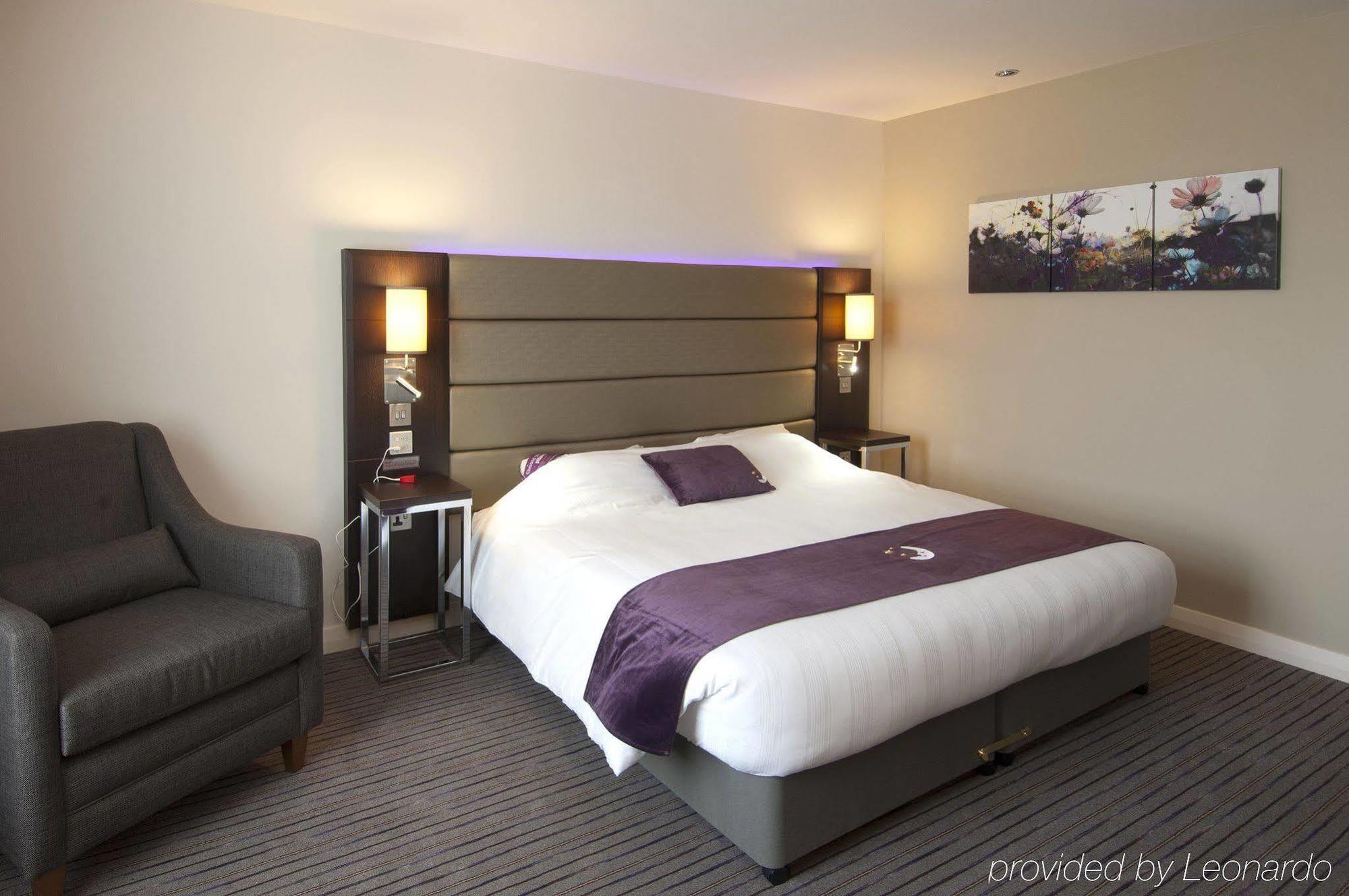 Premier Inn London Hendon - The Hyde Bagian luar foto