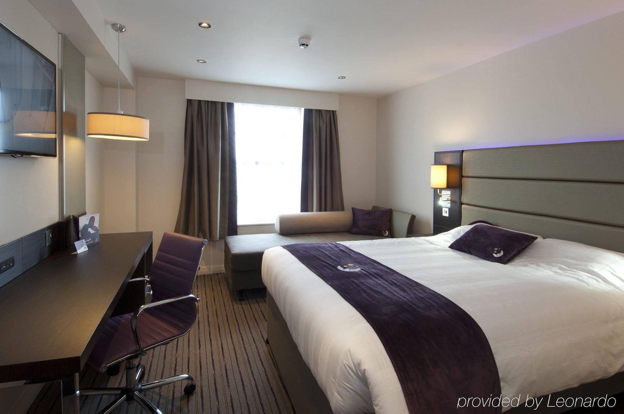 Premier Inn London Hendon - The Hyde Bagian luar foto