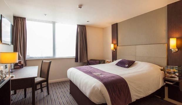 Premier Inn London Hendon - The Hyde Bagian luar foto